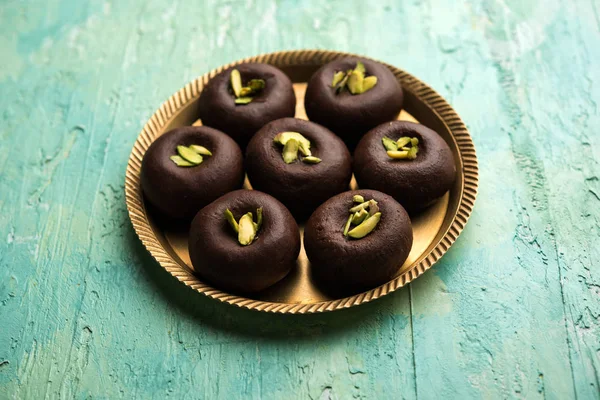 Çikolatasüt peda veya pera veya pedha fıstık ile süslenmiş tatlı yoğunlaştırılmış Süt ve kakao tozu kullanılarak yapılır. seçici odaklama