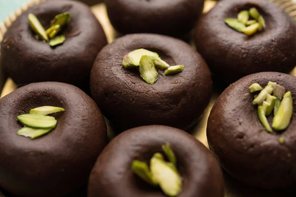 Çikolatasüt peda veya pera veya pedha fıstık ile süslenmiş tatlı yoğunlaştırılmış Süt ve kakao tozu kullanılarak yapılır. seçici odaklama