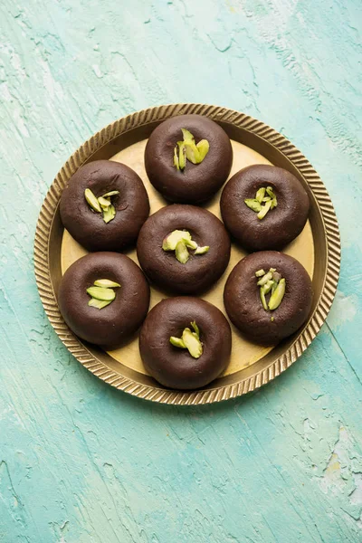 Çikolatasüt peda veya pera veya pedha fıstık ile süslenmiş tatlı yoğunlaştırılmış Süt ve kakao tozu kullanılarak yapılır. seçici odaklama