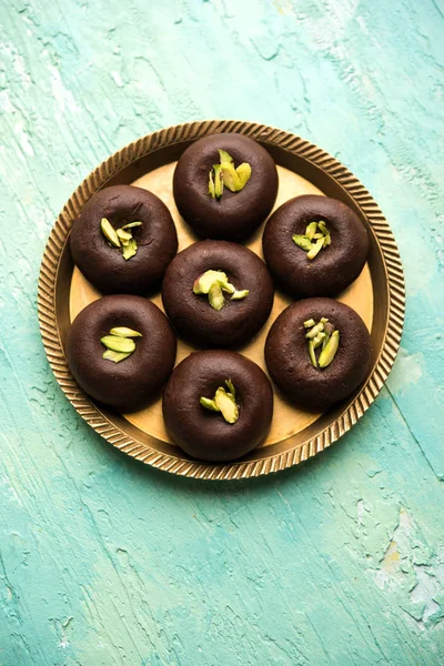 Çikolatasüt peda veya pera veya pedha fıstık ile süslenmiş tatlı yoğunlaştırılmış Süt ve kakao tozu kullanılarak yapılır. seçici odaklama