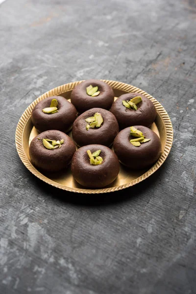 Çikolatasüt peda veya pera veya pedha fıstık ile süslenmiş tatlı yoğunlaştırılmış Süt ve kakao tozu kullanılarak yapılır. seçici odaklama