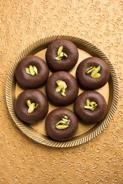 Çikolatasüt peda veya pera veya pedha fıstık ile süslenmiş tatlı yoğunlaştırılmış Süt ve kakao tozu kullanılarak yapılır. seçici odaklama