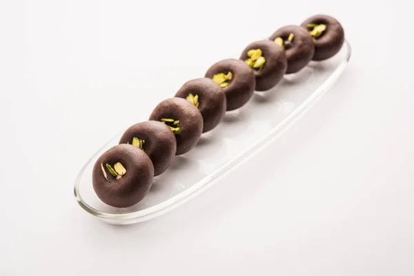 달콤한 연유와 코코아 파우더를 사용하여 초콜릿 피스타치오로 선택적 — 스톡 사진