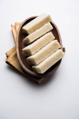 Hindistan cevizi Burfi / Kopra Pak / Taze Nariyal Fudge, seçici odak