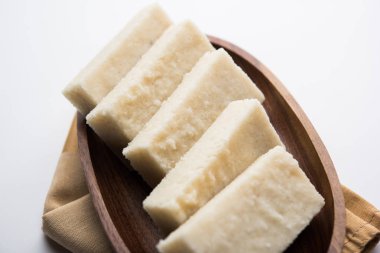 Hindistan cevizi Burfi / Kopra Pak / Taze Nariyal Fudge, seçici odak