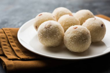 İrmik / Rawa / Rava Laddu veya Laddoo Veya Ladu Laddu, Maharashtra, Hindistan popüler bir tatlı yemek