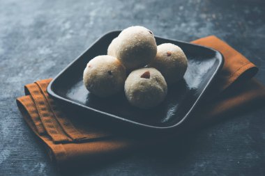 İrmik / Rawa / Rava Laddu veya Laddoo Veya Ladu Laddu, Maharashtra, Hindistan popüler bir tatlı yemek