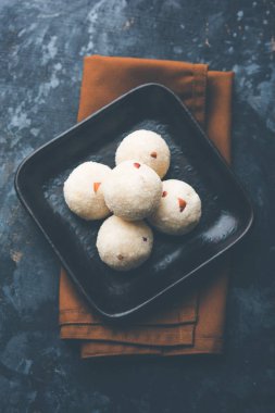 İrmik / Rawa / Rava Laddu veya Laddoo Veya Ladu Laddu, Maharashtra, Hindistan popüler bir tatlı yemek