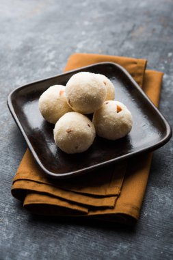 İrmik / Rawa / Rava Laddu veya Laddoo Veya Ladu Laddu, Maharashtra, Hindistan popüler bir tatlı yemek