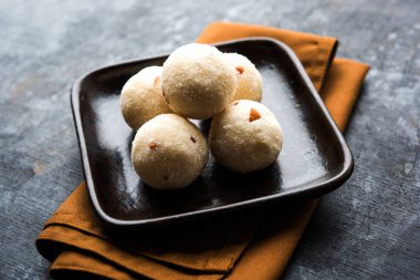 Rava Laddu veya İrmik Laddoo Veya Rawa Ladu, Maharashtra, Hindistan popüler bir tatlı yemek