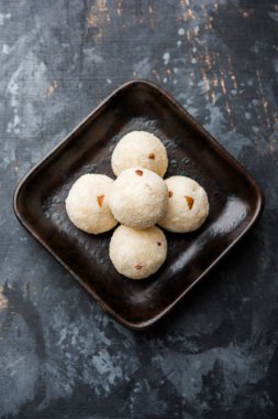Rava Laddu veya İrmik Laddoo Veya Rawa Ladu, Maharashtra, Hindistan popüler bir tatlı yemek