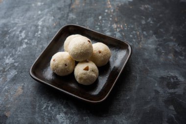 Rava Laddu veya İrmik Laddoo Veya Rawa Ladu, Maharashtra, Hindistan popüler bir tatlı yemek