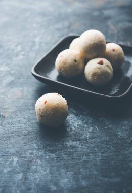 Rava Laddu veya İrmik Laddoo Veya Rawa Ladu, Maharashtra, Hindistan popüler bir tatlı yemek