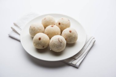 Rava Laddu veya İrmik Laddoo Veya Rawa Ladu, Maharashtra, Hindistan popüler bir tatlı yemek