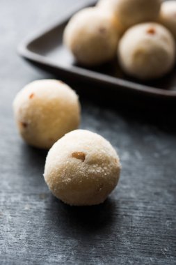 Rava Laddu veya İrmik Laddoo Veya Rawa Ladu, Maharashtra, Hindistan popüler bir tatlı yemek