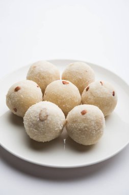 Rava Laddu veya İrmik Laddoo Veya Rawa Ladu, Maharashtra, Hindistan popüler bir tatlı yemek