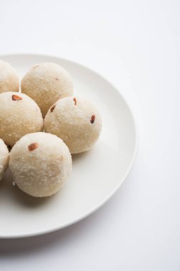 Rava Laddu veya İrmik Laddoo Veya Rawa Ladu, Maharashtra, Hindistan popüler bir tatlı yemek
