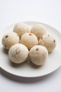 Rava Laddu veya İrmik Laddoo Veya Rawa Ladu, Maharashtra, Hindistan popüler bir tatlı yemek