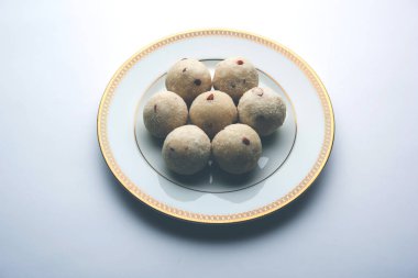 Rava Laddu veya İrmik Laddoo Veya Rawa Ladu, Maharashtra, Hindistan popüler bir tatlı yemek