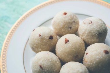 Rava Laddu veya İrmik Laddoo Veya Rawa Ladu, Maharashtra, Hindistan popüler bir tatlı yemek