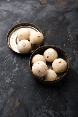 Rava Laddu veya İrmik Laddoo Veya Rawa Ladu, Maharashtra, Hindistan popüler bir tatlı yemek