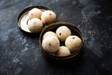 Rava Laddu veya İrmik Laddoo Veya Rawa Ladu, Maharashtra, Hindistan popüler bir tatlı yemek