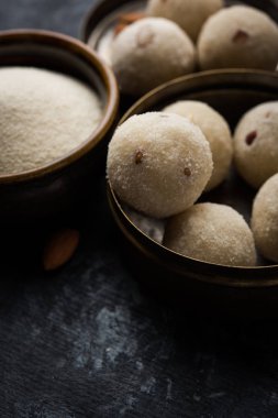 Rava Laddu veya İrmik Laddoo Veya Rawa Ladu, Maharashtra, Hindistan popüler bir tatlı yemek