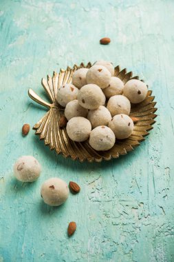 Rava Laddu veya İrmik Laddoo Veya Rawa Ladu, Maharashtra, Hindistan popüler bir tatlı yemek