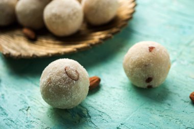Rava Laddu veya İrmik Laddoo Veya Rawa Ladu, Maharashtra, Hindistan popüler bir tatlı yemek