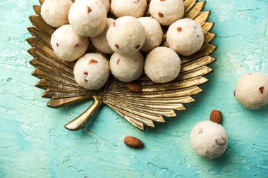 Rava Laddu veya İrmik Laddoo Veya Rawa Ladu, Maharashtra, Hindistan popüler bir tatlı yemek