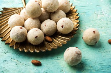 Rava Laddu veya İrmik Laddoo Veya Rawa Ladu, Maharashtra, Hindistan popüler bir tatlı yemek