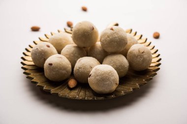 Rava Laddu veya İrmik Laddoo Veya Rawa Ladu, Maharashtra, Hindistan popüler bir tatlı yemek