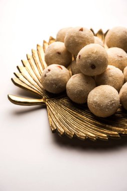 Rava Laddu veya İrmik Laddoo Veya Rawa Ladu, Maharashtra, Hindistan popüler bir tatlı yemek