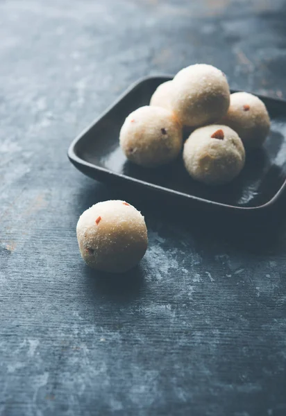 Rava Laddu veya İrmik Laddoo Veya Rawa Ladu, Maharashtra, Hindistan popüler bir tatlı yemek