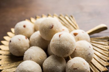 İrmik / Rawa / Rava Laddu veya Laddoo Veya Ladu Laddu, Maharashtra, Hindistan popüler bir tatlı yemek