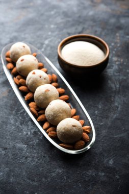 İrmik / Rawa / Rava Laddu veya Laddoo Veya Ladu Laddu, Maharashtra, Hindistan popüler bir tatlı yemek