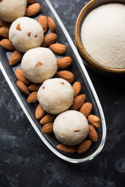 İrmik / Rawa / Rava Laddu veya Laddoo Veya Ladu Laddu, Maharashtra, Hindistan popüler bir tatlı yemek