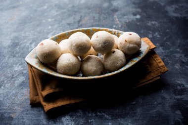 İrmik / Rawa / Rava Laddu veya Laddoo Veya Ladu Laddu, Maharashtra, Hindistan popüler bir tatlı yemek