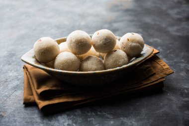 İrmik / Rawa / Rava Laddu veya Laddoo Veya Ladu Laddu, Maharashtra, Hindistan popüler bir tatlı yemek
