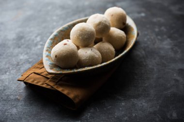 İrmik / Rawa / Rava Laddu veya Laddoo Veya Ladu Laddu, Maharashtra, Hindistan popüler bir tatlı yemek