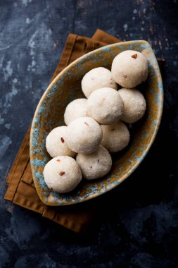 İrmik / Rawa / Rava Laddu veya Laddoo Veya Ladu Laddu, Maharashtra, Hindistan popüler bir tatlı yemek