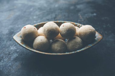 İrmik / Rawa / Rava Laddu veya Laddoo Veya Ladu Laddu, Maharashtra, Hindistan popüler bir tatlı yemek