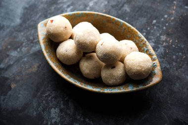 İrmik / Rawa / Rava Laddu veya Laddoo Veya Ladu Laddu, Maharashtra, Hindistan popüler bir tatlı yemek