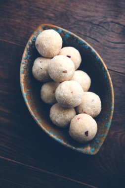 İrmik / Rawa / Rava Laddu veya Laddoo Veya Ladu Laddu, Maharashtra, Hindistan popüler bir tatlı yemek