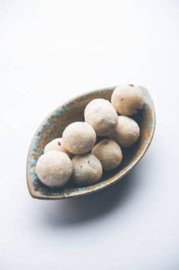 İrmik / Rawa / Rava Laddu veya Laddoo Veya Ladu Laddu, Maharashtra, Hindistan popüler bir tatlı yemek