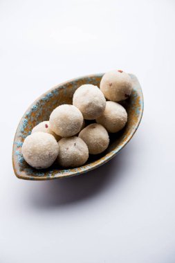 İrmik / Rawa / Rava Laddu veya Laddoo Veya Ladu Laddu, Maharashtra, Hindistan popüler bir tatlı yemek