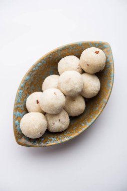 İrmik / Rawa / Rava Laddu veya Laddoo Veya Ladu Laddu, Maharashtra, Hindistan popüler bir tatlı yemek