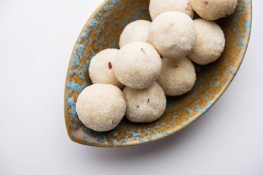 İrmik / Rawa / Rava Laddu veya Laddoo Veya Ladu Laddu, Maharashtra, Hindistan popüler bir tatlı yemek