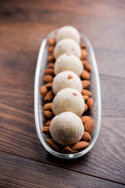 İrmik / Rawa / Rava Laddu veya Laddoo Veya Ladu Laddu, Maharashtra, Hindistan popüler bir tatlı yemek