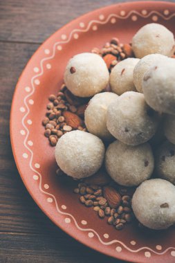 İrmik / Rawa / Rava Laddu veya Laddoo Veya Ladu Laddu, Maharashtra, Hindistan popüler bir tatlı yemek